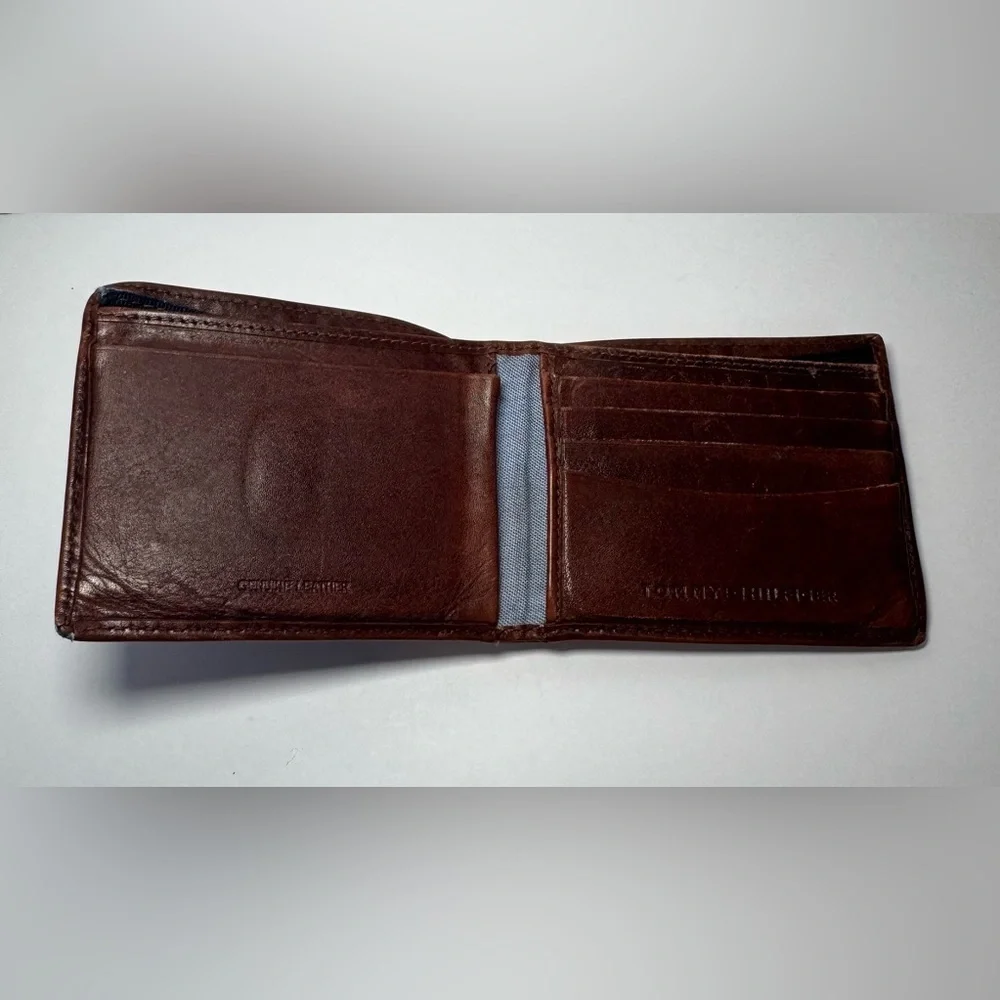 Tommy Hilfiger vintage Men's Brown Leather Passcase Double Billfold